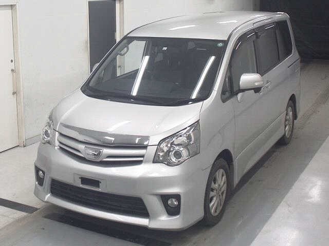 2013 TOYOTA NOAH SI